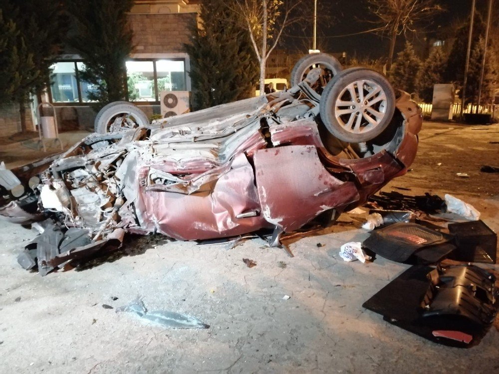 Tabelaları biçip takla atan otomobil hurdaya döndü! 3 yaralı