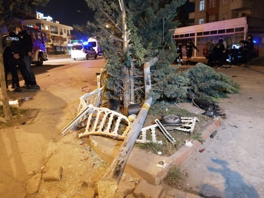 Tabelaları biçip takla atan otomobil hurdaya döndü! 3 yaralı