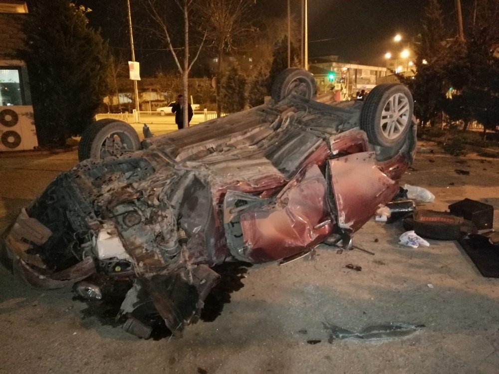 Tabelaları biçip takla atan otomobil hurdaya döndü! 3 yaralı