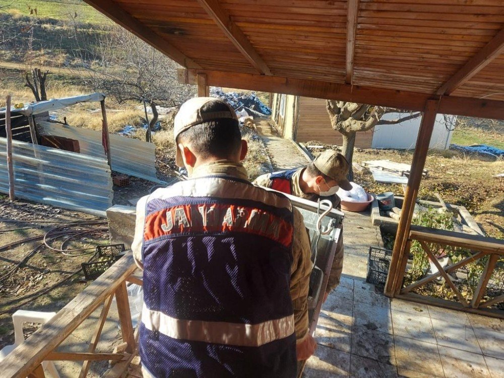 Jandarma depremzedeler için seferber oldu