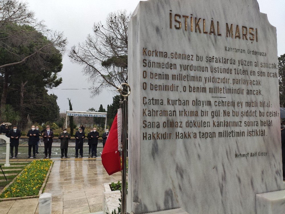 Milli Şairimiz Mehmet Akif Ersoy mezarı başında dualarla anıldı