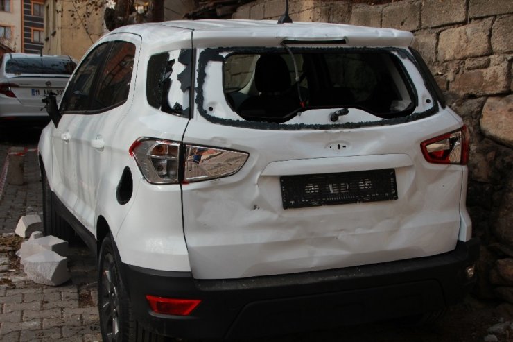 12 gün önce aldığı sıfır arabayı bu halde görünce şoka girdi