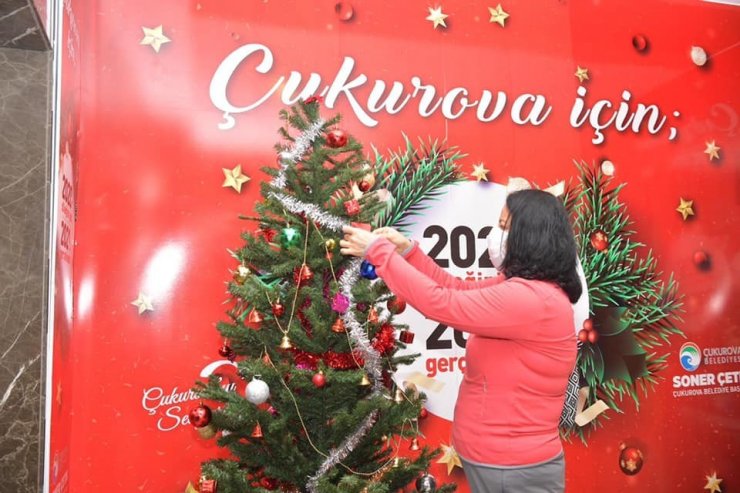 Belediyeden isteklerini dilek ağacına yazıyorlar