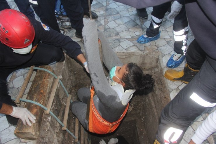 Kanalizasyona düşen hamile kadının bebeğinin durumu iyi