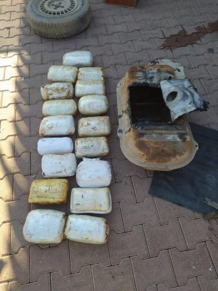 Otomobilin yakıt deposuna gizlenmiş esrarı ‘Uzi’ buldu