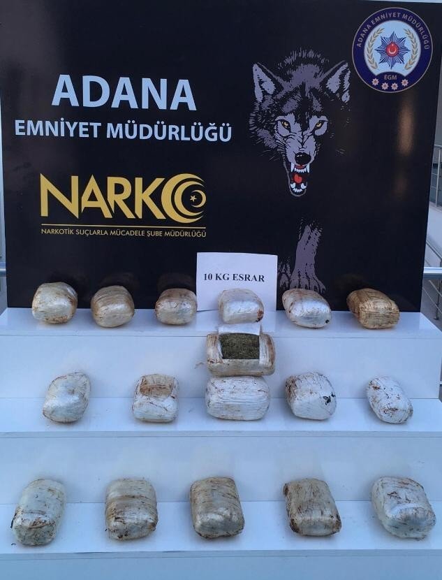 Otomobilin yakıt deposuna gizlenmiş esrarı ‘Uzi’ buldu