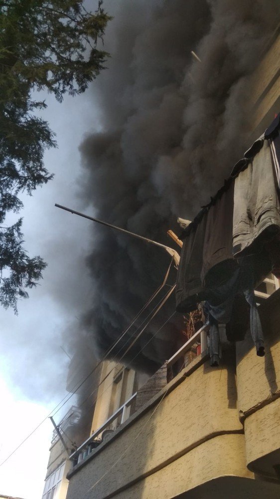 Ceyhan’da psikolojisi bozuk genç kız evi ateşe verdi