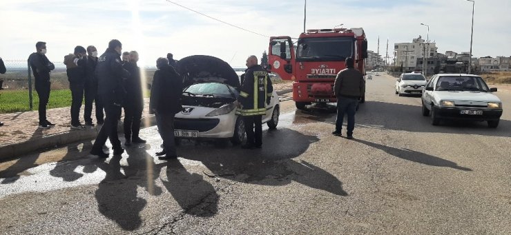 Seyir halindeki otomobil yandı