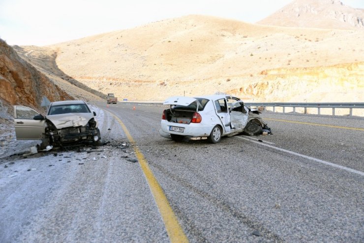 İki otomobil çarpıştı: 2 yaralı