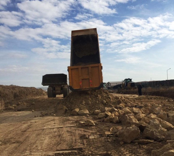 Bir mahalleden çıkarılan hafriyat bir başka mahallede yol yapımı için kullanılıyor