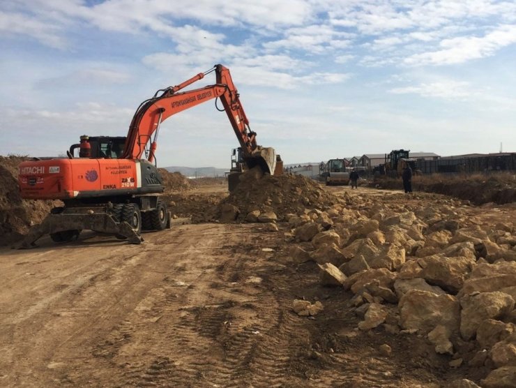 Bir mahalleden çıkarılan hafriyat bir başka mahallede yol yapımı için kullanılıyor