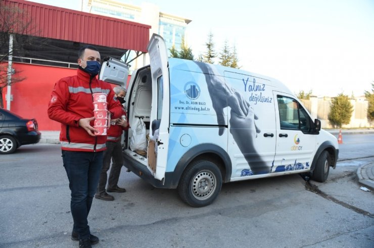 Nöbetteki polislere sıcak ikram