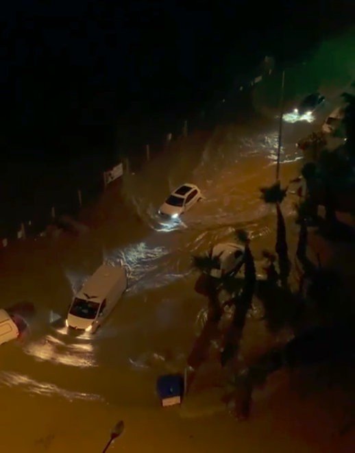 Antalya’da araç sürücülerinin kısıtlama öncesi suyla dolu yol imtihanı