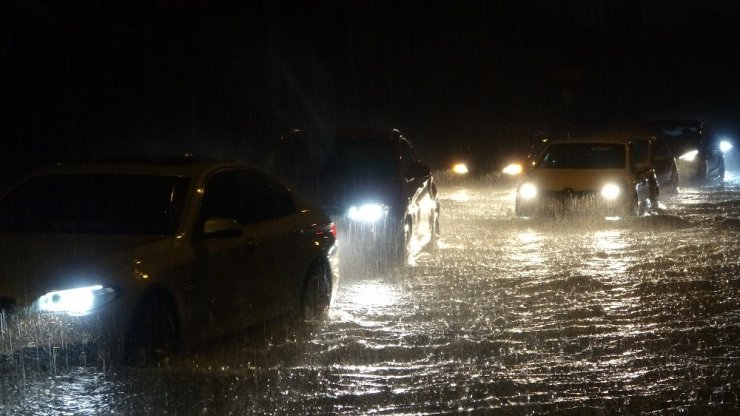 Antalya’da yollar göle döndü, sürücüler araçlarında mahsur kaldı