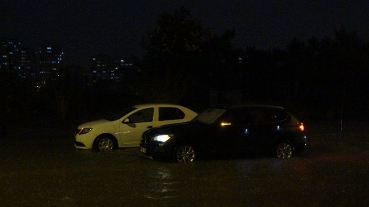 Antalya’da yollar göle döndü, sürücüler araçlarında mahsur kaldı