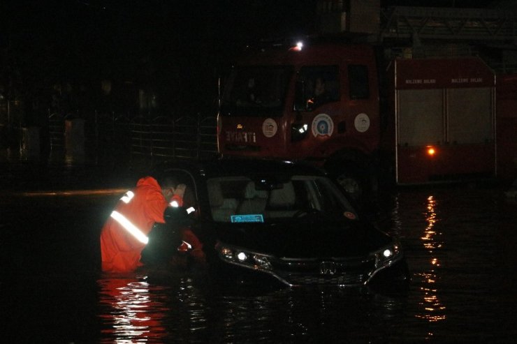 Sağanakta araçlar mahsur kaldı, ekipler teyakkuza geçti