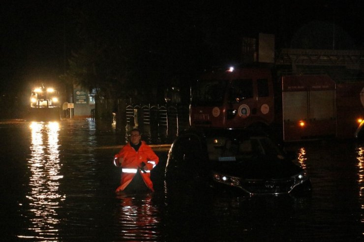 Sağanakta araçlar mahsur kaldı, ekipler teyakkuza geçti