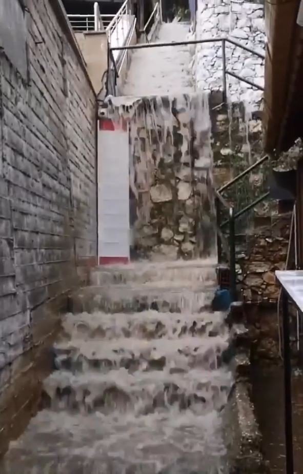 Antalya’da sağanak hayatı olumsuz etkiledi