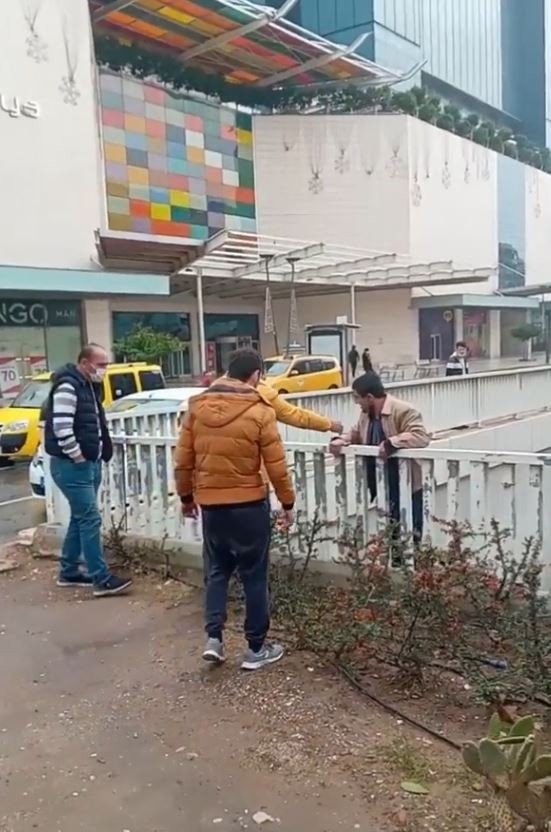 Üst geçide çıkıp ‘ölmek istiyorum’ dedi, ‘Buradan atlarsan ölmezsin’ sözüyle ikna edildi