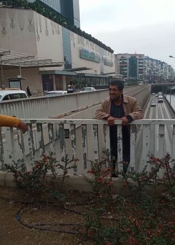 Üst geçide çıkıp ‘ölmek istiyorum’ dedi, ‘Buradan atlarsan ölmezsin’ sözüyle ikna edildi