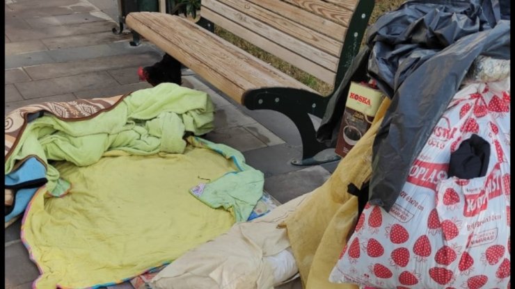 Parkta yatan hurdacıya zabıta ve bekçiler sahip çıktı
