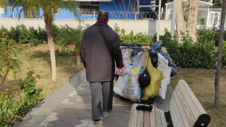 Parkta yatan hurdacıya zabıta ve bekçiler sahip çıktı