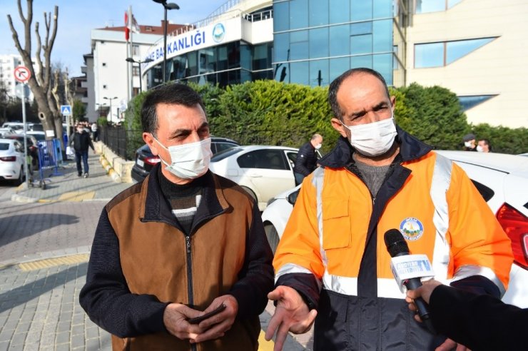 Avcılar’da temizlik işçisi sokakta bulduğu engelli maaşını sahibine teslim etti