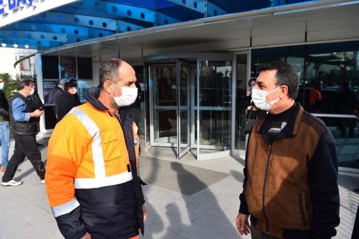 Avcılar’da temizlik işçisi sokakta bulduğu engelli maaşını sahibine teslim etti