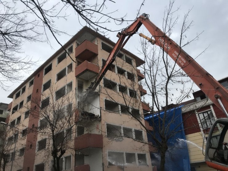 Avcılar’ın Belediyesi eski binasında yıkıma başlandı