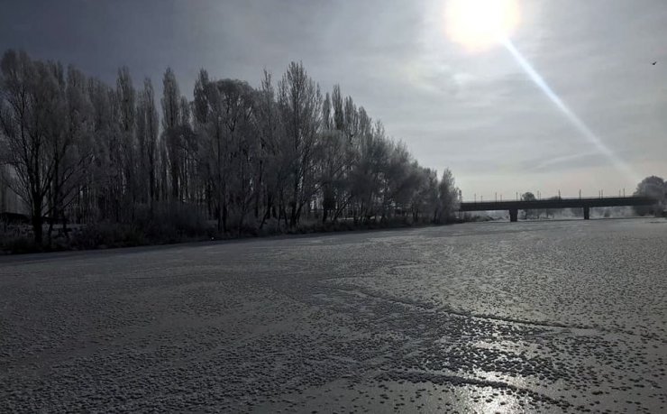 Bayburt’ta Çoruh nehri buz tuttu
