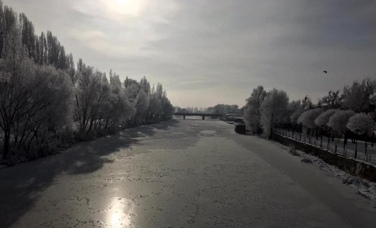 Bayburt’ta Çoruh nehri buz tuttu