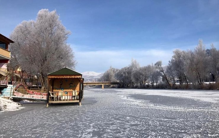 Bayburt’ta Çoruh nehri buz tuttu