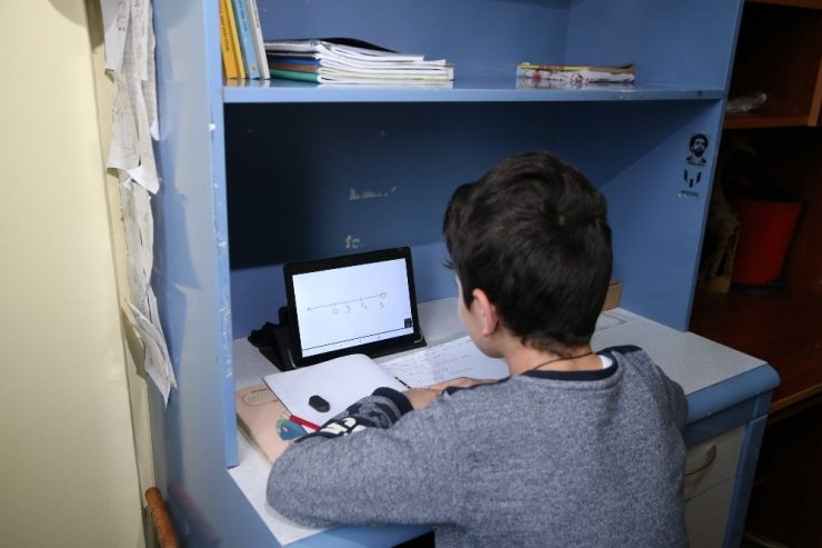 Büyükşehirin tabletleri öğrencilere ulaşıyor