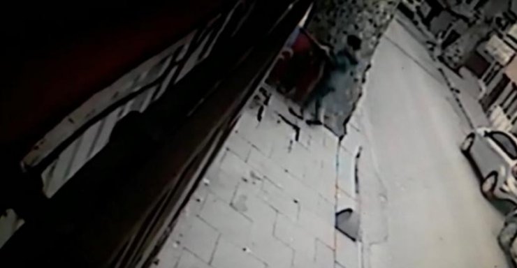 Beykoz’da Azerbaycan ve Türk bayraklarına çirkin saldırı kamerada