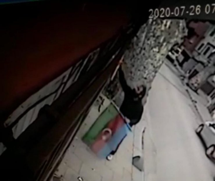 Beykoz’da Azerbaycan ve Türk bayraklarına çirkin saldırı kamerada
