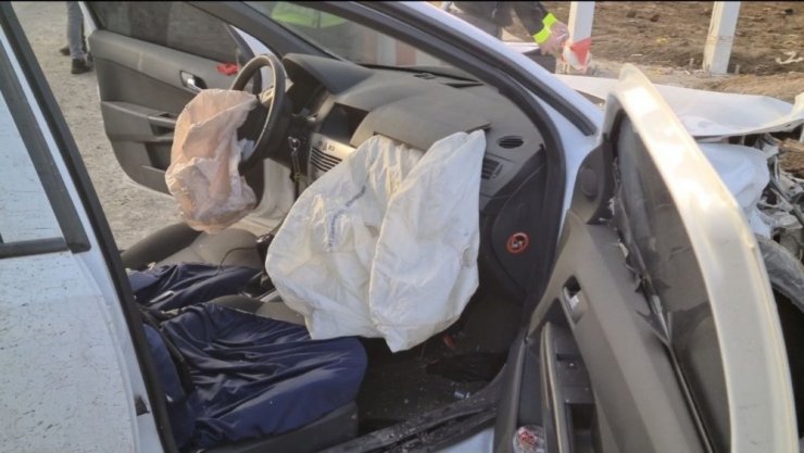 Otomobille kamyonet çarpıştı: 5 yaralı