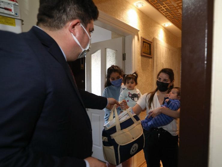 Yeni yılda Bucalı bebeklere yeni doğan seti