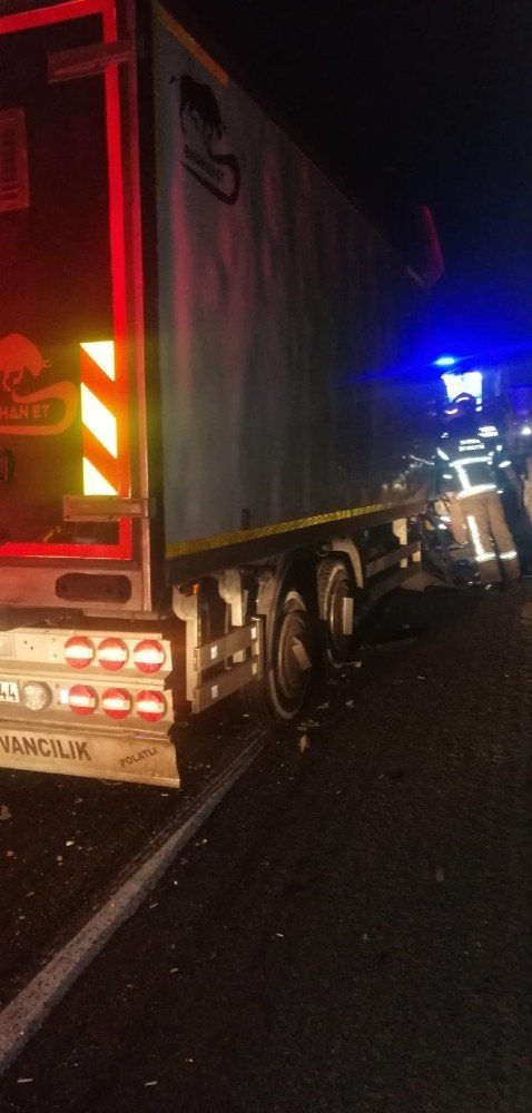 Kamyon önünde giden tıra çarptı: 1 ölü 1 yaralı