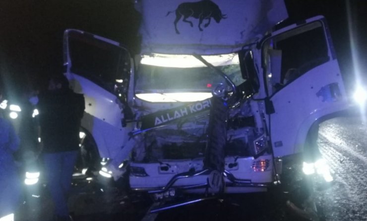 Kamyon önünde giden tıra çarptı: 1 ölü 1 yaralı