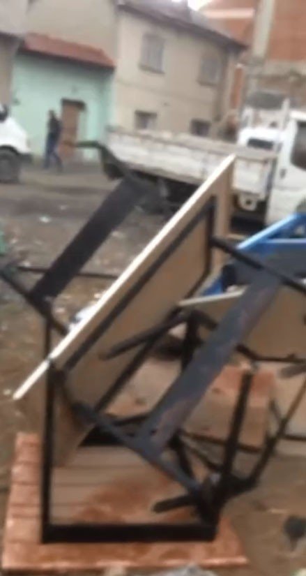Büfenin malzemelerini kendi mallarıymış gibi alıp gittiler