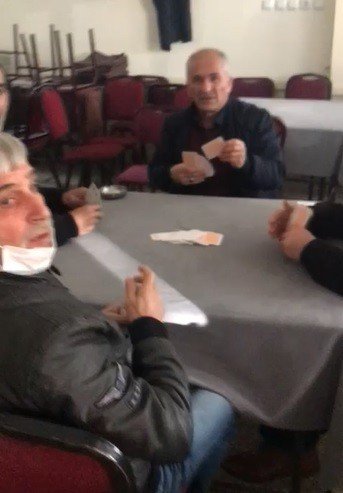 Kumar masasında yakalanınca çay içiyormuş numarası yaptı