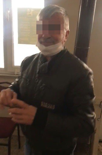 Kumar masasında yakalanınca çay içiyormuş numarası yaptı