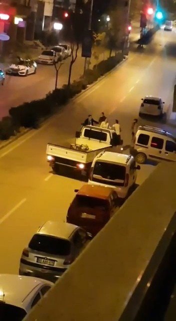 Yol verme kavgasında tekme ve yumruklar konuştu