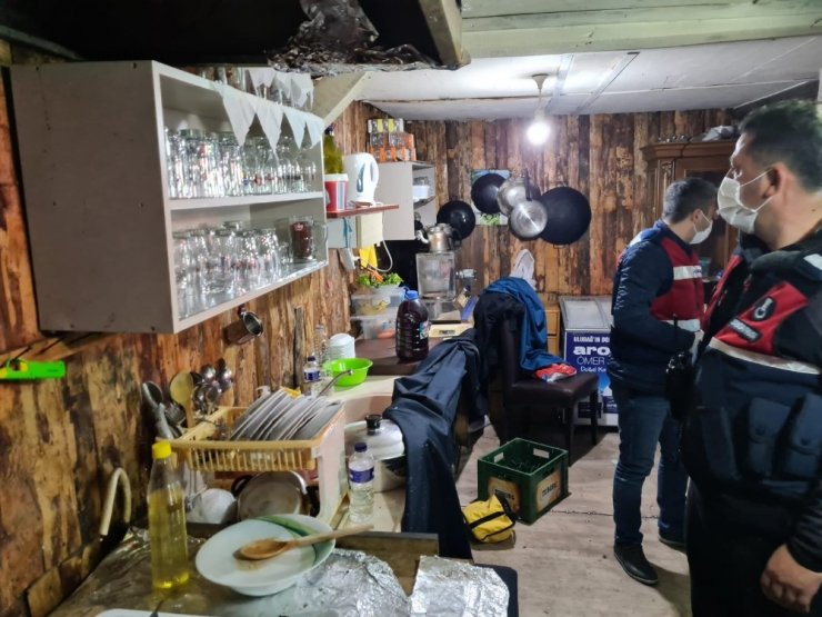 Bursa’da bağ evini eğlence mekanına çevirdiler, baskından kaçamadılar