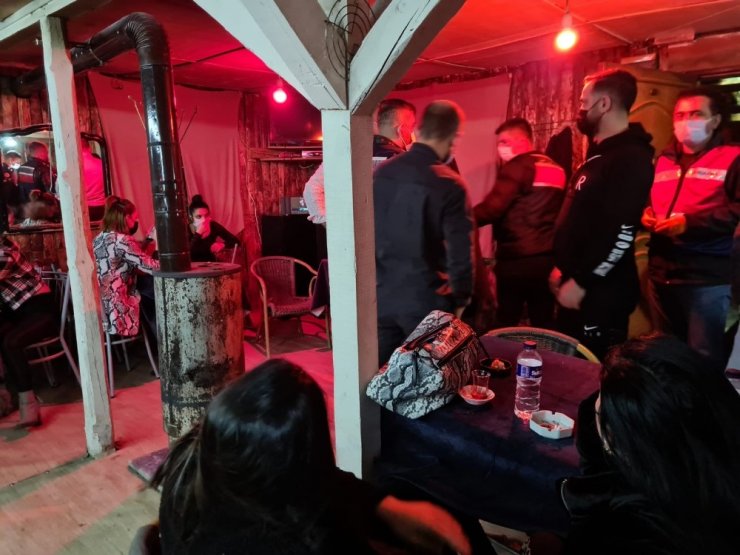 Bursa’da bağ evini eğlence mekanına çevirdiler, baskından kaçamadılar