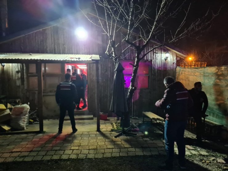 Bursa’da bağ evini eğlence mekanına çevirdiler, baskından kaçamadılar
