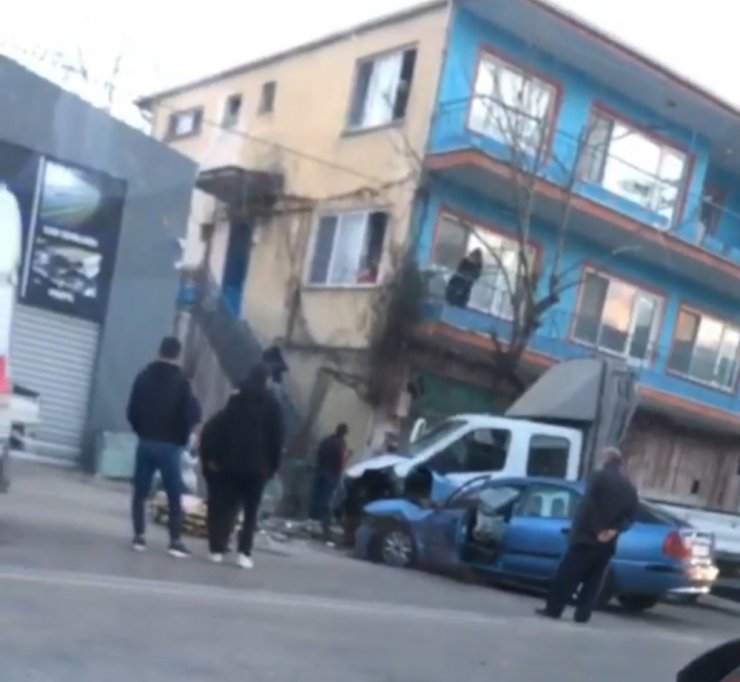 Bursa’da kontrolden çıkan otomobil ile kamyonet kafa kafaya çarpıştı: 6 yaralı