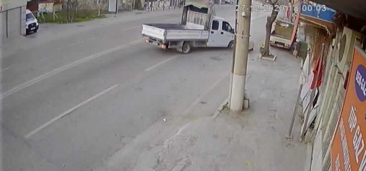 Bursa’da kontrolden çıkan otomobil ile kamyonet kafa kafaya çarpıştı: 6 yaralı