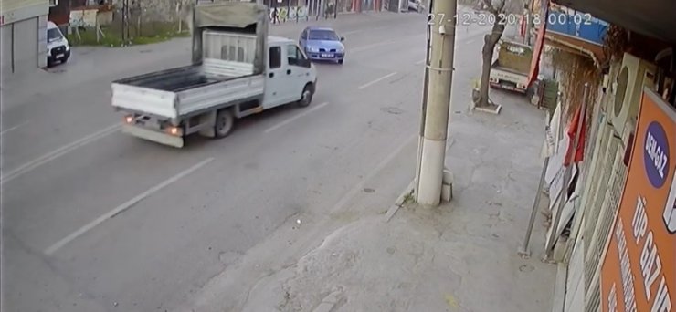 Bursa’da kontrolden çıkan otomobil ile kamyonet kafa kafaya çarpıştı: 6 yaralı