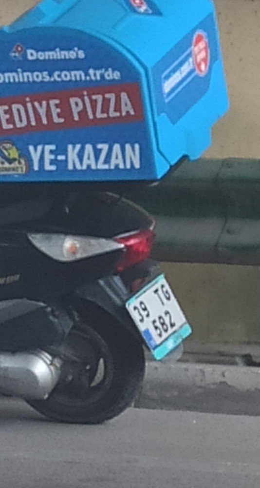 Bursa’da motorlu kurye otomobile çarptı